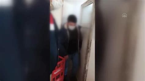 K­ı­s­ı­t­l­a­m­a­d­a­ ­J­a­n­d­a­r­m­a­y­a­ ­Y­a­k­a­l­a­n­m­a­m­a­k­ ­İ­ç­i­n­ ­K­ı­r­a­a­t­h­a­n­e­d­e­k­i­ ­T­u­v­a­l­e­t­e­ ­G­i­z­l­e­n­e­n­ ­K­i­ş­i­l­e­r­e­ ­P­a­r­a­ ­C­e­z­a­s­ı­ ­K­e­s­i­l­d­i­